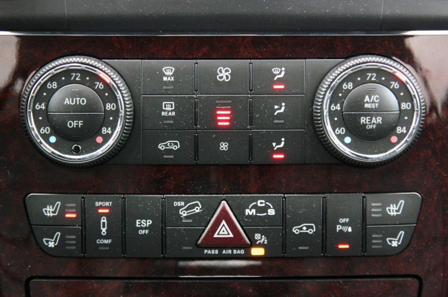  Mercedes-Benz ML63 AMG 2011 года  (фото 17 из 81)